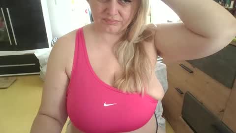 Snapshot of pornbusty chatting on 06.04.26 MelissOfficial online show from 06.04.26