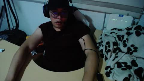 Snapshot of powerfulzeus2 chatting on 09.13.25 powerfulzeus2 online show from 09.13.25