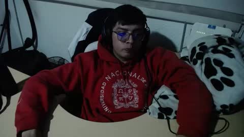 Snapshot of powerfulzeus2 chatting on 09.19.25 powerfulzeus2 online show from 09.19.25