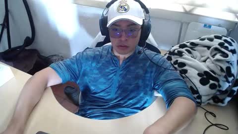 Snapshot of powerfulzeus2 chatting on 09.20.25 powerfulzeus2 online show from 09.20.25