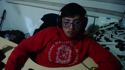 Snapshot of powerfulzeus2 chatting on 09.22.25 powerfulzeus2 online show from 09.22.25