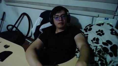 Snapshot of powerfulzeus2 chatting on 10.01.25 powerfulzeus2 online show from 10.01.25