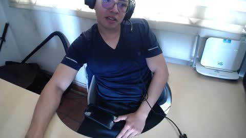 Snapshot of powerfulzeus2 chatting on 10.06.25 powerfulzeus2 online show from 10.06.25