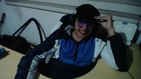 Snapshot of powerfulzeus2 chatting on 10.09.25 powerfulzeus2 online show from 10.09.25