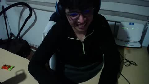 Snapshot of powerfulzeus2 chatting on 10.10.25 powerfulzeus2 online show from 10.10.25