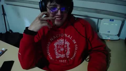 Snapshot of powerfulzeus2 chatting on 10.11.25 powerfulzeus2 online show from 10.11.25