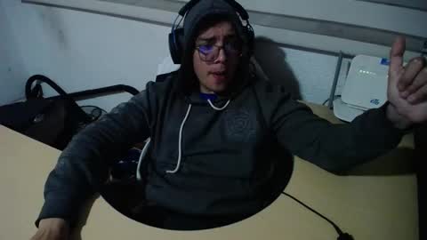 Snapshot of powerfulzeus2 chatting on 11.13.25 powerfulzeus2 online show from 11.13.25