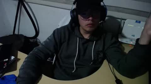 Snapshot of powerfulzeus2 chatting on 11.17.25 powerfulzeus2 online show from 11.17.25