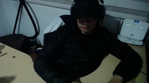 Snapshot of powerfulzeus2 chatting on 11.19.25 powerfulzeus2 online show from 11.19.25