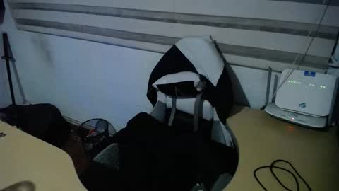 Snapshot of powerfulzeus2 chatting on 12.18.25 powerfulzeus2 online show from 12.18.25