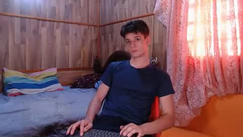 Snapshot of powertwinky chatting on 12.08.24 chris independent  online show from 12.08.24