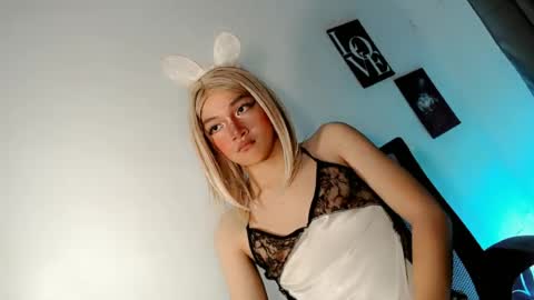 Snapshot of precious_laura18 chatting on 06.18.26 precious_laura18 online show from 06.18.26