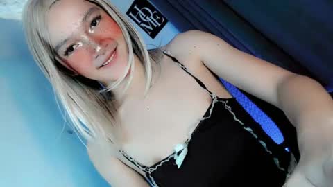 Snapshot of precious_laura18 chatting on 06.21.26 precious_laura18 online show from 06.21.26