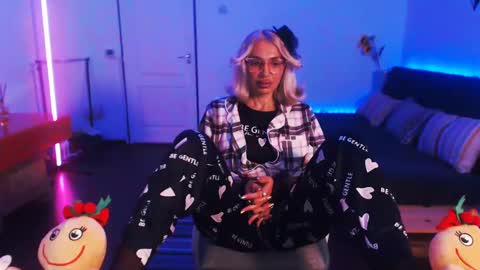 Snapshot of preggyhotmommy chatting on 12.12.24 Victoria online show from 12.12.24