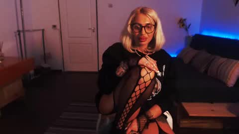 Snapshot of preggyhotmommy chatting on 12.14.24 Victoria online show from 12.14.24