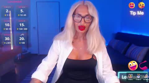 Snapshot of preggyhotmommy chatting on 09.11.25 Victoria online show from 09.11.25