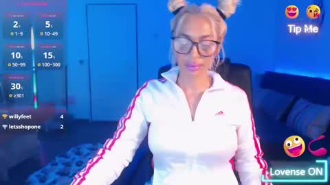 Snapshot of preggyhotmommy chatting on 11.15.25 Victoria online show from 11.15.25