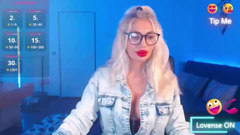 Snapshot of preggyhotmommy chatting on 11.22.25 Victoria online show from 11.22.25