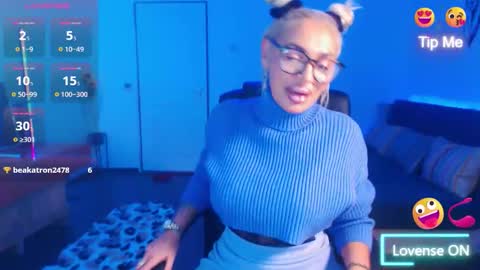 Snapshot of preggyhotmommy chatting on 12.01.25 Victoria online show from 12.01.25