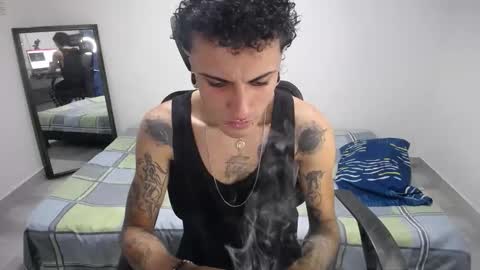 Snapshot of present_the_magic chatting on 01.06.26 Plux online show from 01.06.26