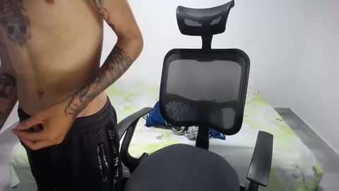 Snapshot of present_the_magic chatting on 01.13.26 Plux online show from 01.13.26