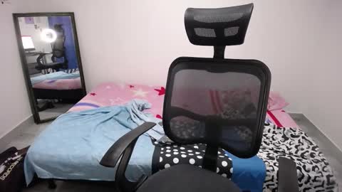 Snapshot of present_the_magic chatting on 02.04.26 Plux online show from 02.04.26