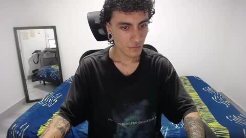 Snapshot of present_the_magic chatting on 03.26.26 Plux online show from 03.26.26