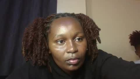 Snapshot of prettie_essy chatting on 12.15.25 Essy online show from 12.15.25