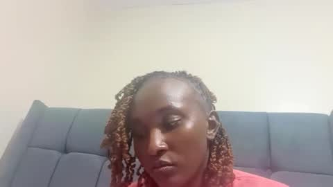 Snapshot of pretty_ellsie chatting on 10.08.25 independent model online show from 10.08.25