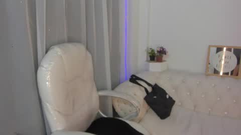 Snapshot of pretty_johnson_ chatting on 12.02.25 pretty online show from 12.02.25