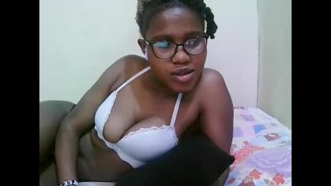 Snapshot of pretty_mellan chatting on 01.25.25 pretty_mellan online show from 01.25.25