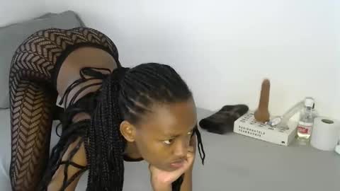 Snapshot of pretty_queennie chatting on 11.02.25 Pretty doll online show from 11.02.25