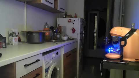 Snapshot of prettyalmaa chatting on 12.24.24 Alma online show from 12.24.24