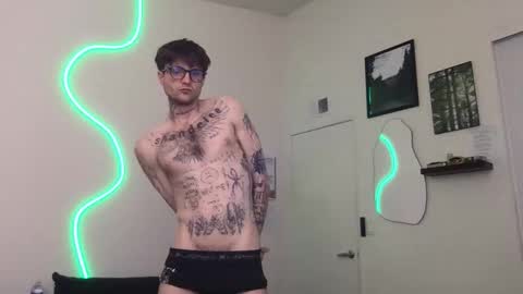 Snapshot of prettyboyszn chatting on 12.23.25 pretty boy online show from 12.23.25