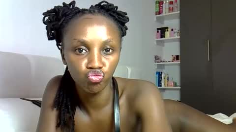 Snapshot of prettygee21 chatting on 02.04.26 Pretty darkskin doll online show from 02.04.26