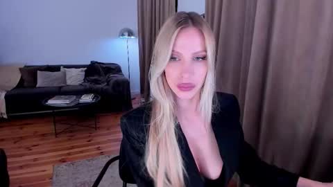 Snapshot of prettyk1ller chatting on 10.18.25 Eva online show from 10.18.25