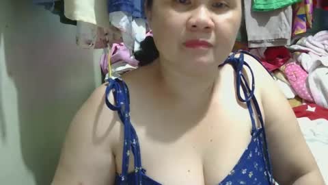 Snapshot of prettynhing chatting on 01.10.25 Nhing online show from 01.10.25