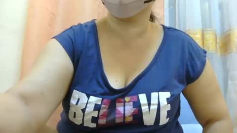 Snapshot of prettynhing chatting on 10.03.25 Nhing online show from 10.03.25