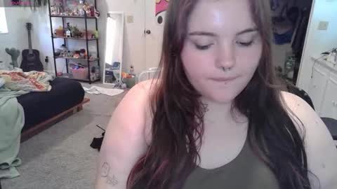 Snapshot of prettypearl123 chatting on 10.25.25 pretttypearl online show from 10.25.25