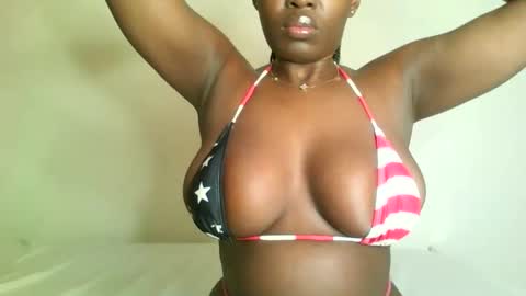 Snapshot of prettyvishy chatting on 10.13.25 prettyvishy online show from 10.13.25