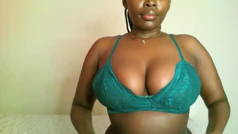 Snapshot of prettyvishy chatting on 10.26.25 prettyvishy online show from 10.26.25