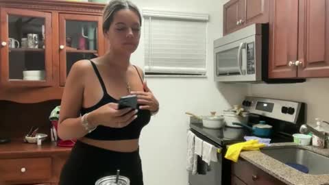 prettyyykittyyy22 online show from 11.17.25