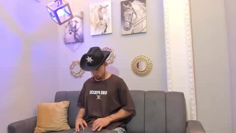 Snapshot of prince_arthur77 chatting on 01.21.25 prince_arthur77 online show from 01.21.25