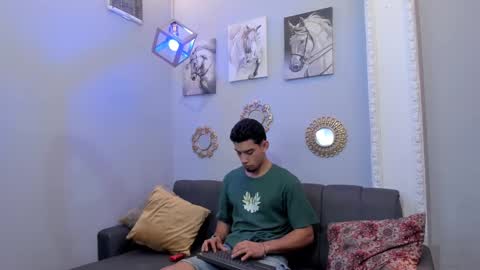 Snapshot of prince_arthur77 chatting on 02.13.25 prince_arthur77 online show from 02.13.25