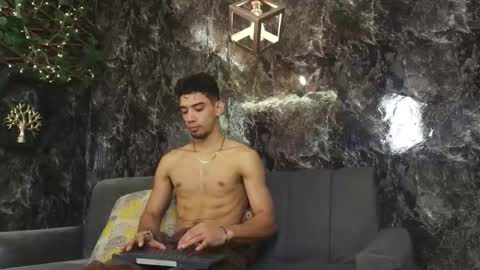 Snapshot of prince_arthur77 chatting on 11.22.25 prince_arthur77 online show from 11.22.25