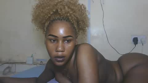 Snapshot of princesssweetass2 chatting on 11.04.25 FENNY online show from 11.04.25