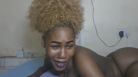 Snapshot of princesssweetass2 chatting on 11.05.25 FENNY online show from 11.05.25