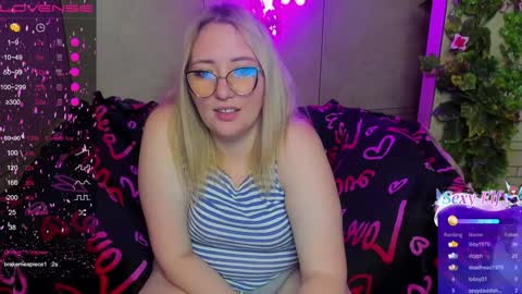 Snapshot of puffybun chatting on 12.27.24 puffybun online show from 12.27.24