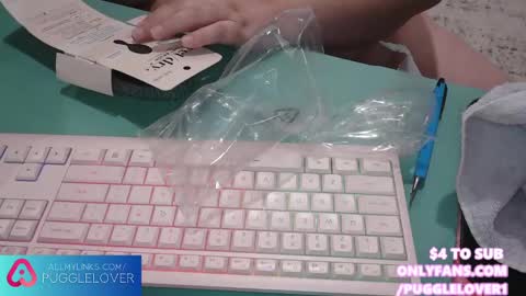 Snapshot of pugglelover chatting on 02.26.25 Puggie - online show from 02.26.25