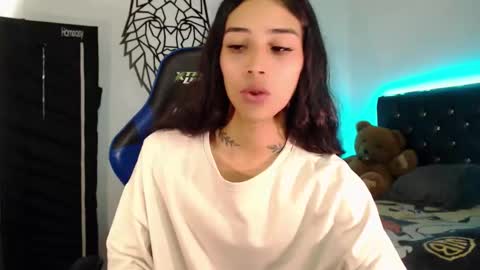 Snapshot of pupi_wolf chatting on 11.06.25 Cris online show from 11.06.25